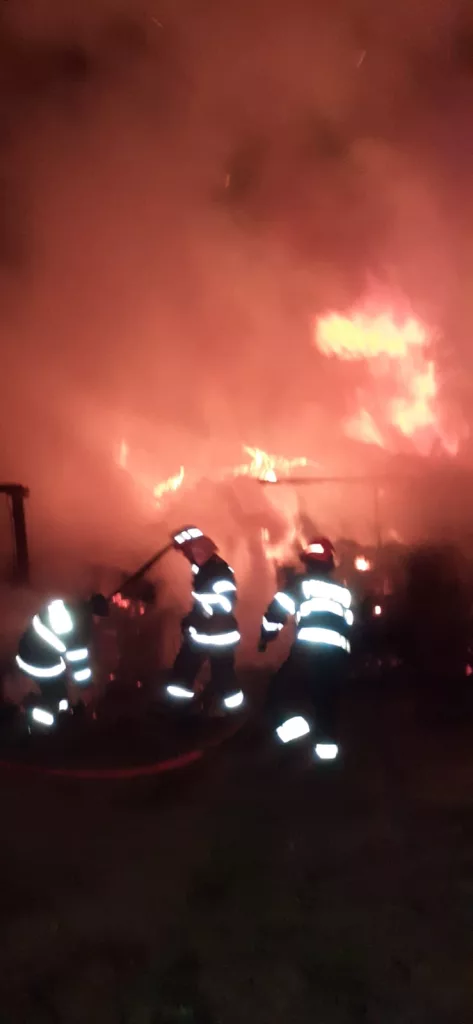 Vâlcea: Incendiu la un depozit de furaje din Orlești