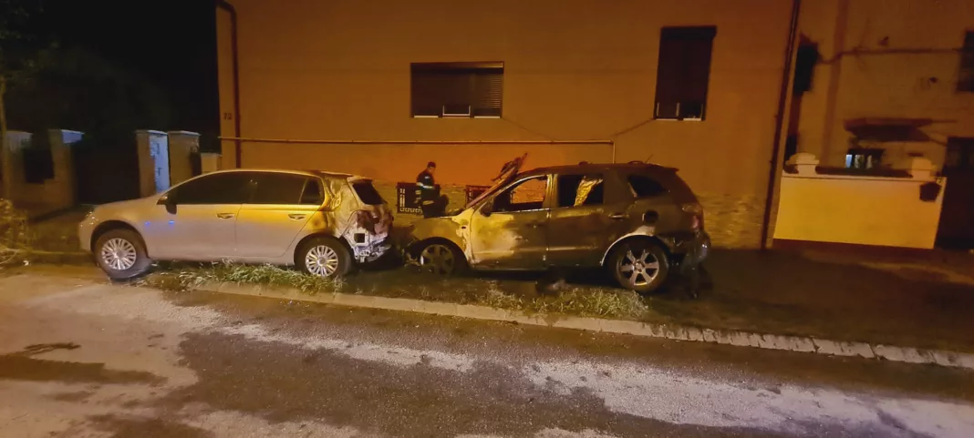 Două maşini parcate pe strada Brestei, distruse într-un incendiu