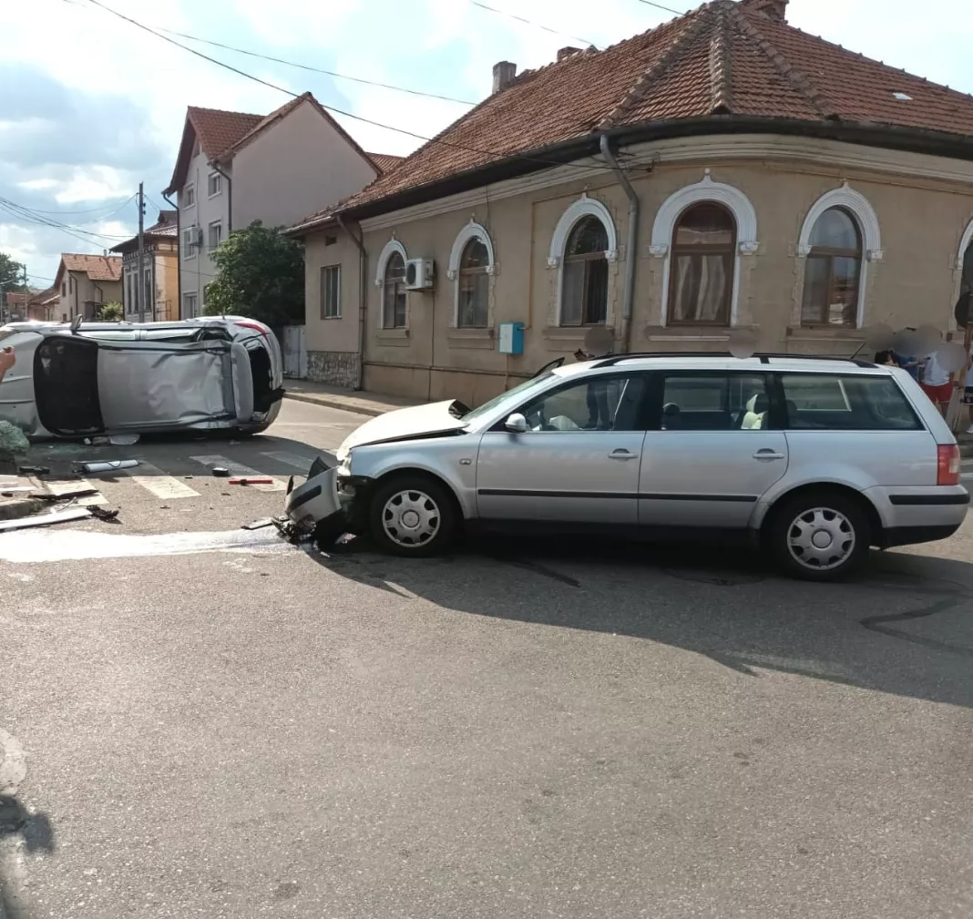 Trei răniți după coliziunea a două autoturisme în Severin