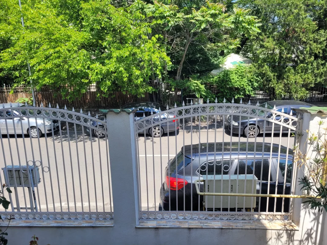 Femeia spune că la poarta sa se parchează mereu maşini, însă Poliţia Locală a ridicat direct maşina sa