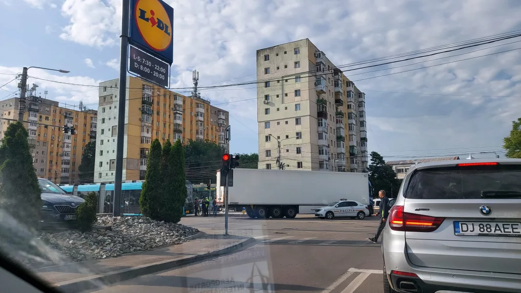 Un tir a blocat circulația pe Calea Bucureşti