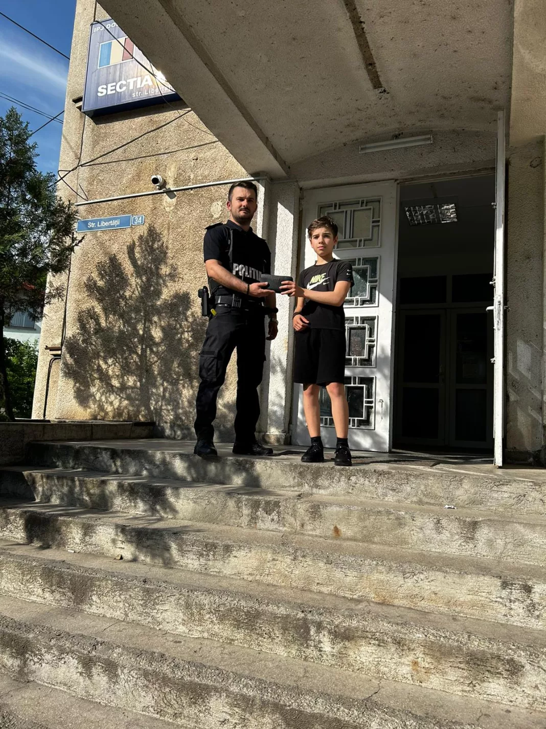 Alexandru, un băiat de 13 ani, a găsit un portofel și l-a dus la sediul Secției 1 Poliție Craiova