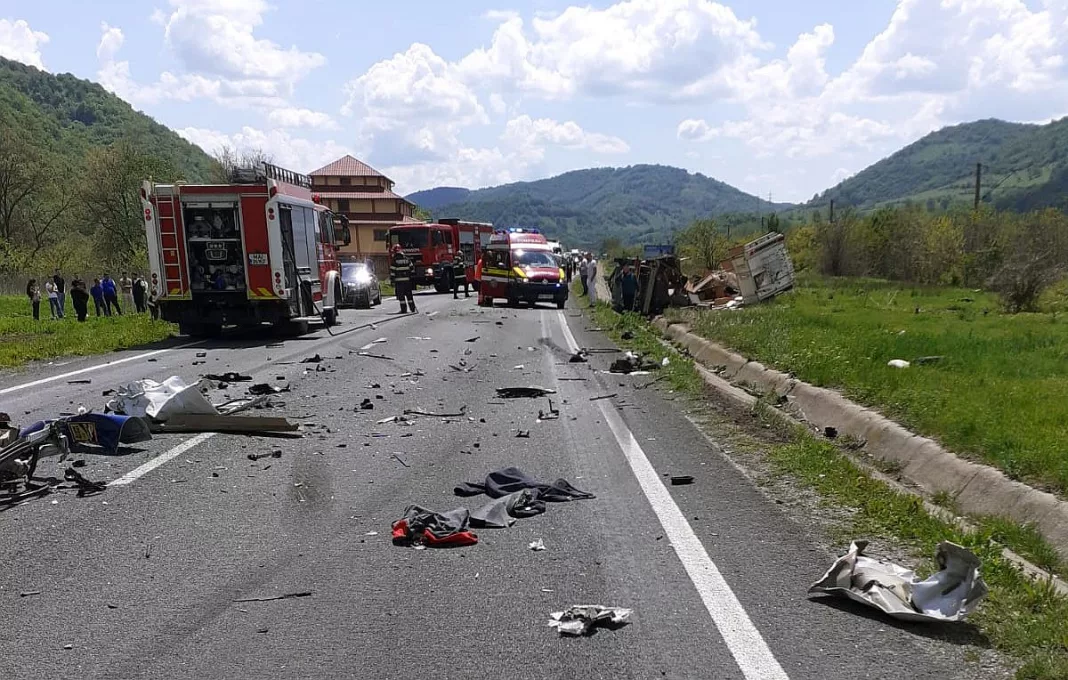 Un mort și trei răniți într-un accident cu cinci mașini