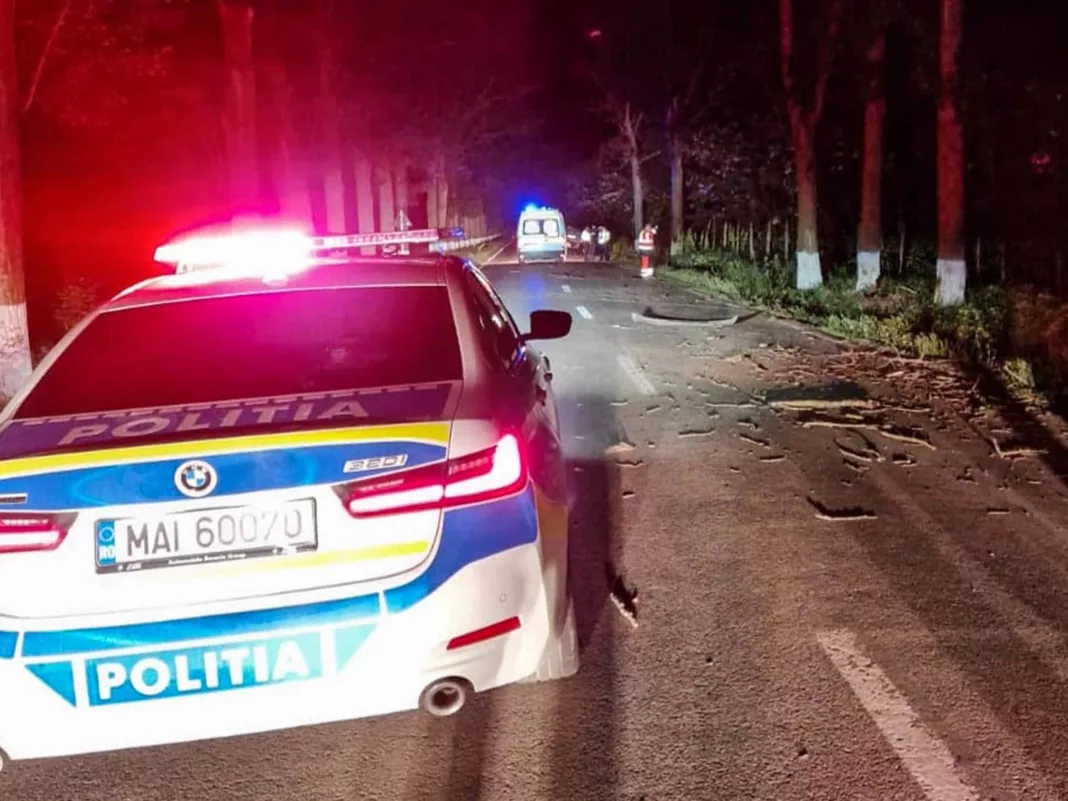 Un șofer a murit după ce a intrat noaptea cu mașina într-un copac
