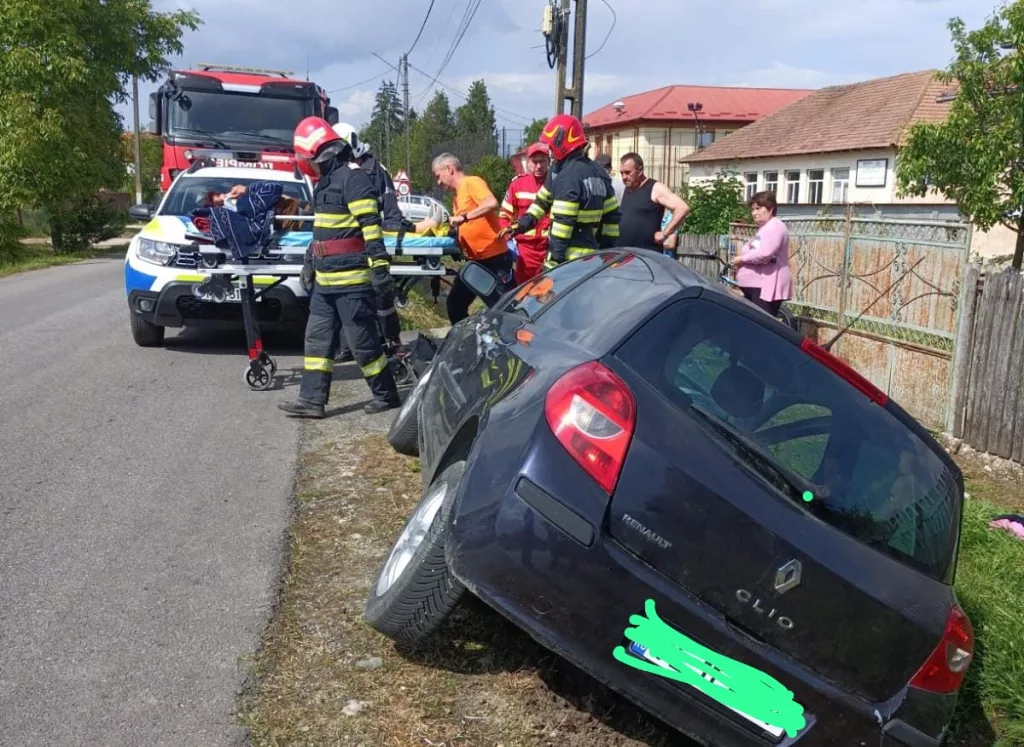 Vâlcea: O şoferiţă a intrat cu maşina într-un cap de pod