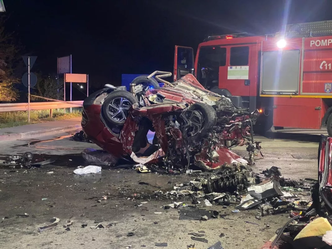 Şofer mort după ce s-a izbit cu maşina de un giratoriu