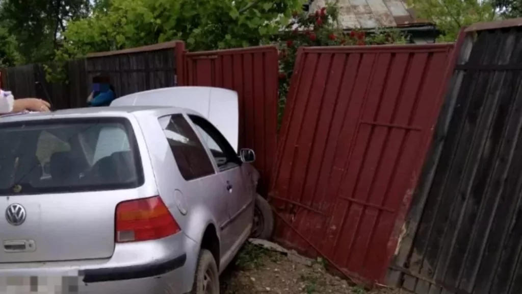 Un băiat de 15 ani a intrat cu mașina în gard