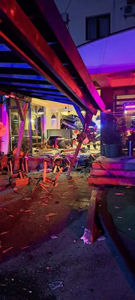 CLUJ. O mașină a intrat printr-un perete de restaurant, până în mijlocul localului