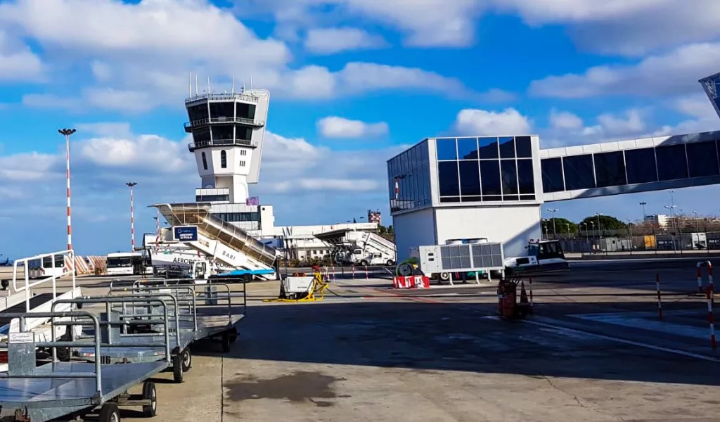 Un român s-a aruncat de la etajul doi al aeroportului din Bari