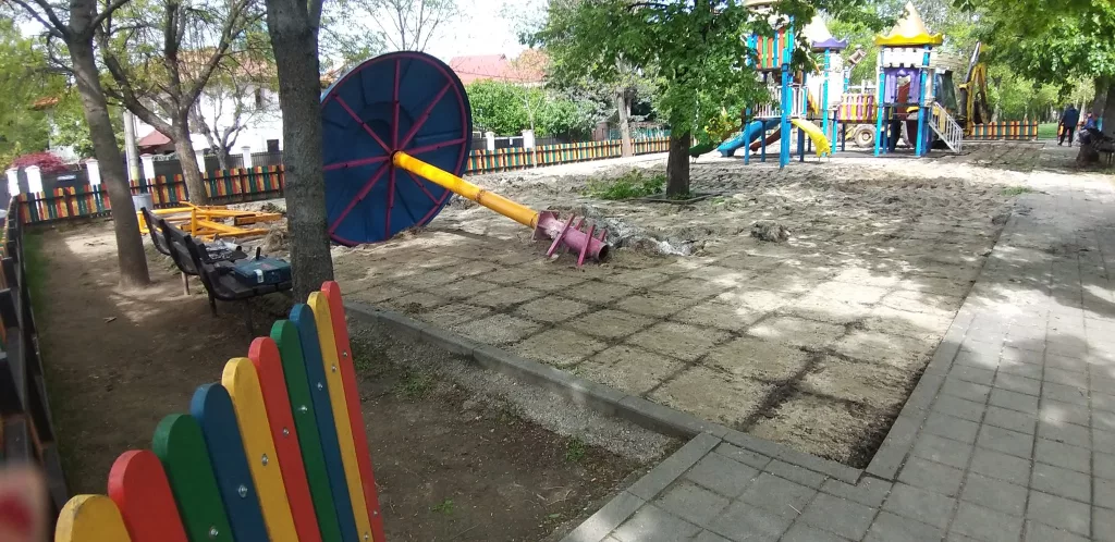 RAADPFL „se joacă“ cu montarea noilor locuri de joacă