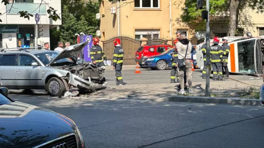 Ambulanță care transporta o femeie însărcinată la spitalt, implicată într-un accident