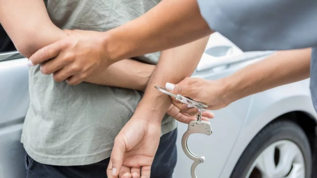 Adolescenți arestați după ce au lovit și tâlhărit un bărbat pe stradă