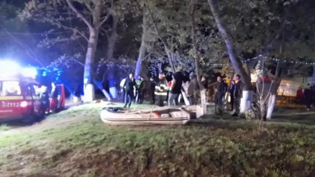 Un copil a murit. Doi minori şi doi adulţi daţi dispăruţi după ce s-au răsturnat cu o barcă