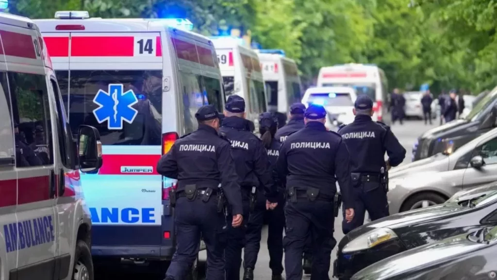 Nou atac într-o şcoală din Belgrad. O fată de 15 ani a înjunghiat o elevă şi o profesoară