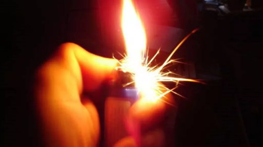 Un tânăr şi-a dat foc după ce s-a îmbătat de ziua lui