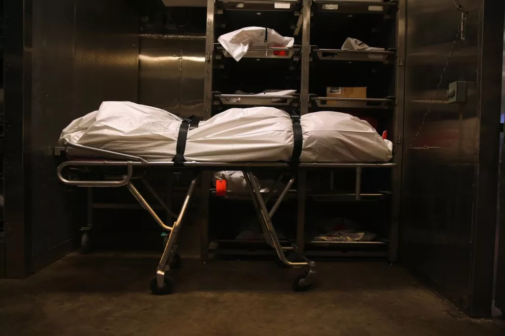 Un englez a ţinut doi ani un cadavru în congelator