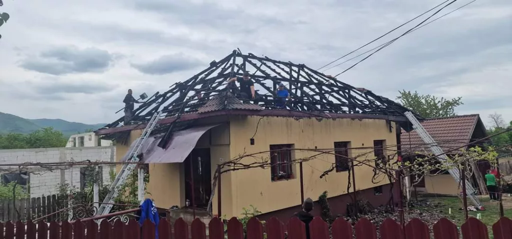 Se strâng bani pentru refacerea casei arse la Tismana