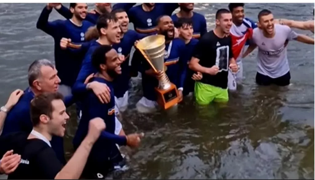 Baschet / UBT Cluj, din nou campioană în LNBM! Jucătorii au sărbătorit în râul Someş