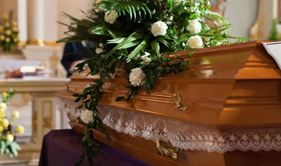 Familie jefuită în timp ce-și înmormânta trei membri morți într-un accident