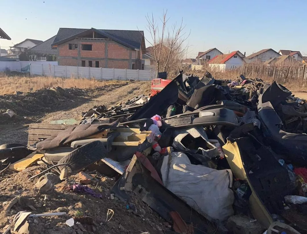 Deșeuri provenite din dezmembrări auto, abandonate în vecinătatea drumurilor naționale