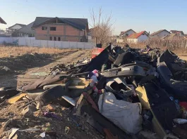 Deșeuri provenite din dezmembrări auto, abandonate în vecinătatea drumurilor naționale