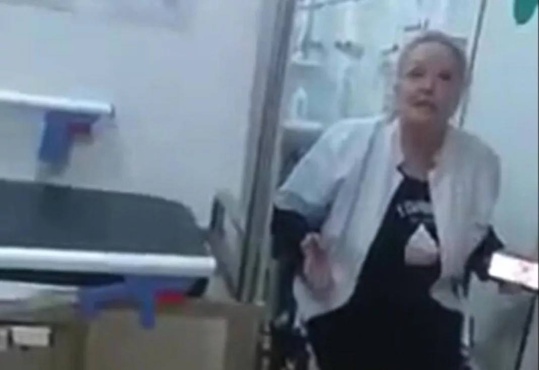 Doctoriță filmată când se juca pe telefon în timpul gărzii în loc să consulte pacienții