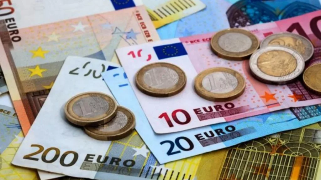 Euro, un nou maxim istoric în raport cu leul