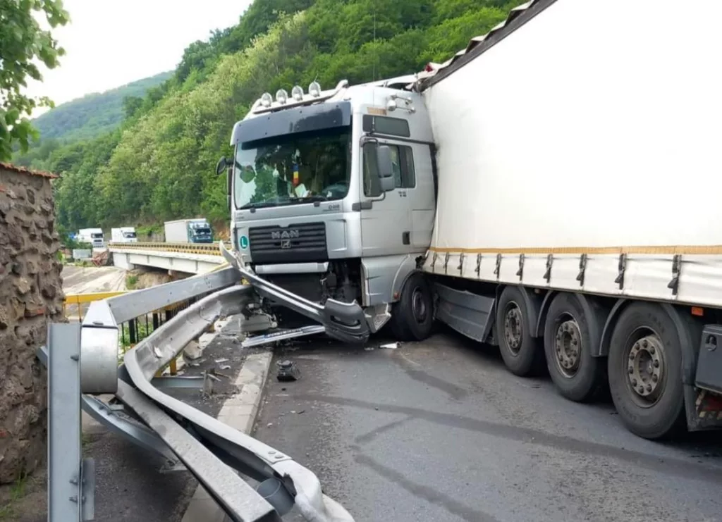 Vâlcea: Trafic blocat pe DN7. A explodat roata unui TIR