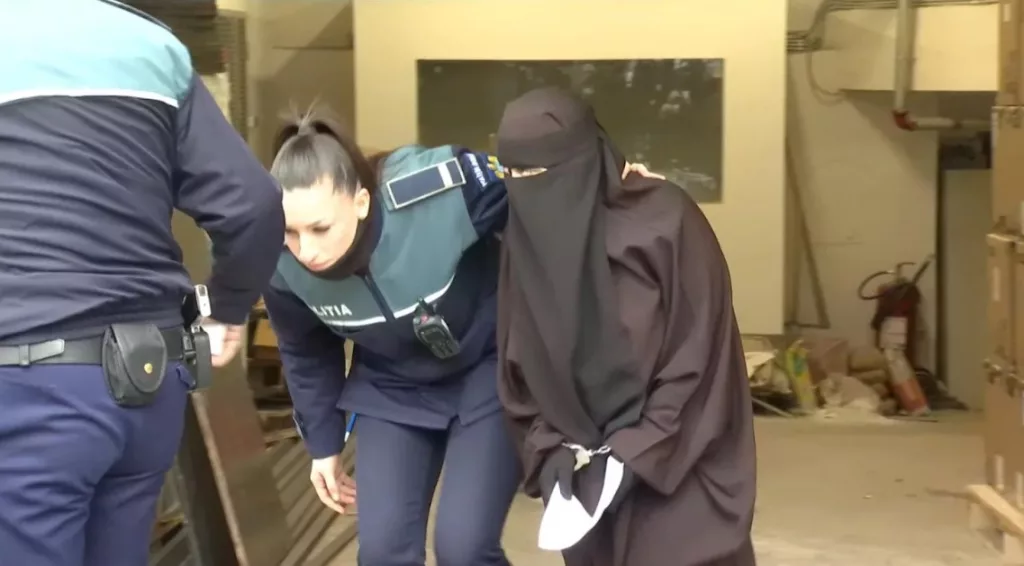 Femeie judecată la Craiova pentru propagandă teroristă, în arest preventiv