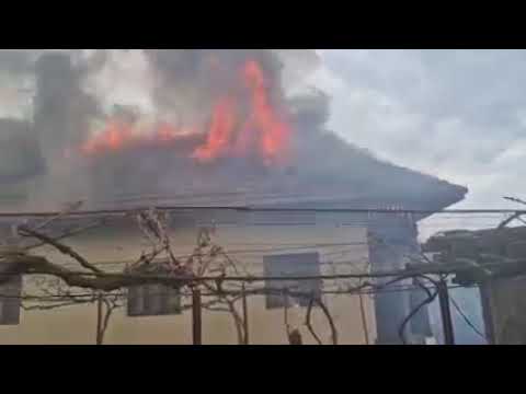 (VIDEO) Casă cuprinsă de flăcări la Tismana