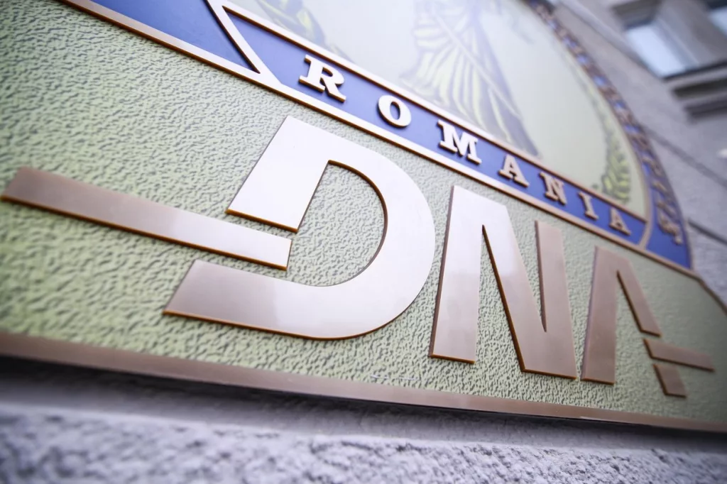 Poliţist arestat după ce a fost prins luând mită 5.000 de euro