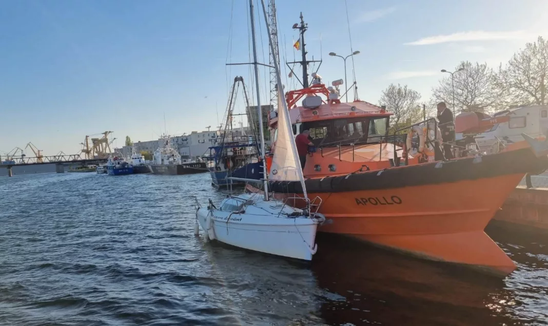 Un velier în derivă, recuperat din zona Vama Veche