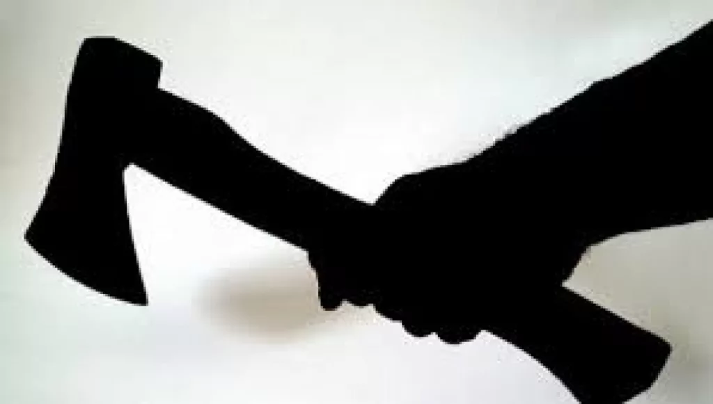 Bărbat lovit cu toporul în cap după un scandal la o sală de păcănele
