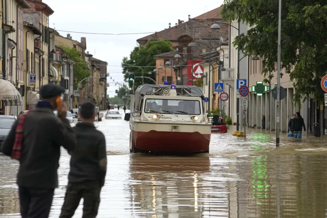 Nouă morţi şi peste 10.000 de evacuaţi după inundaţiile catastrofale din Italia