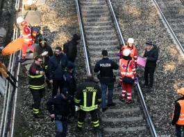 Român din Italia, lovit de tren în timp ce se bătea cu pietre cu un bărbat