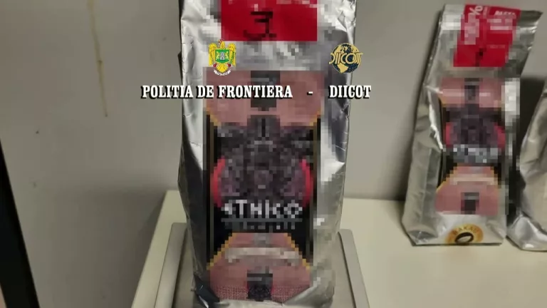 (VIDEO) Peruan trimis în judecată după ce a fost depistat pe Aeroportul Henri Coandă cu 5 kilograme de cocaină