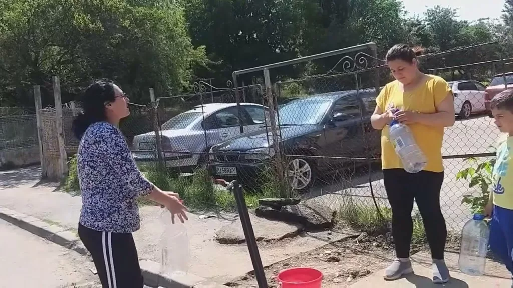 Datornicii de la bloc, trimiși să ia apă de la robinetul stradal