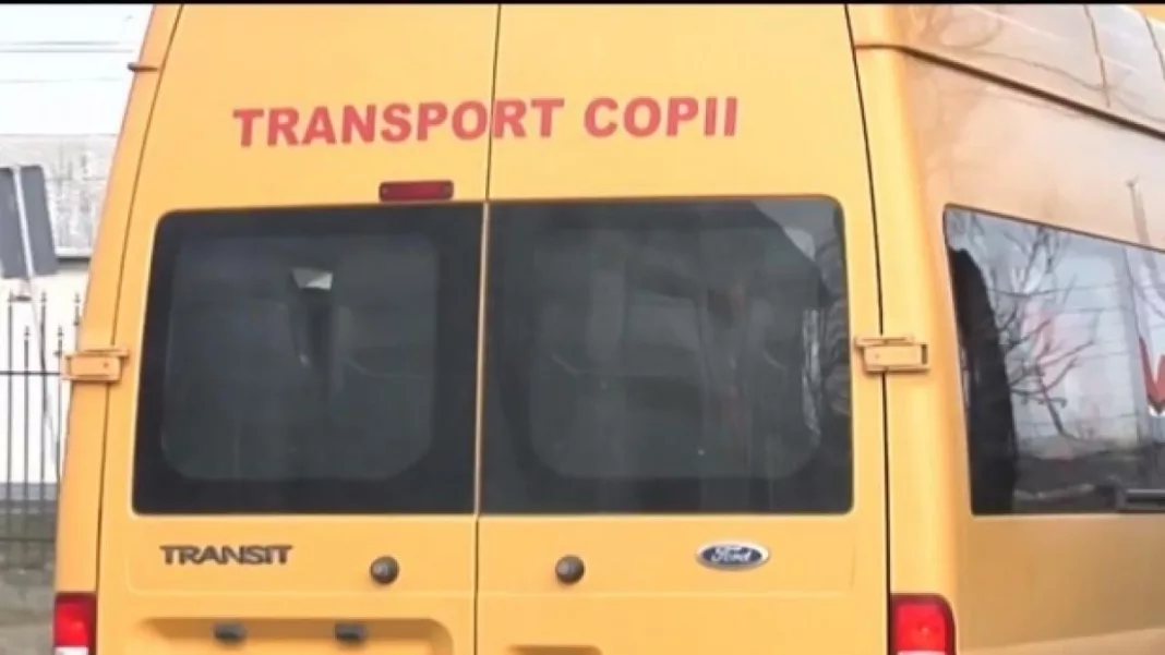 Un microbuz cu 12 copii, implicat într-un accident 
