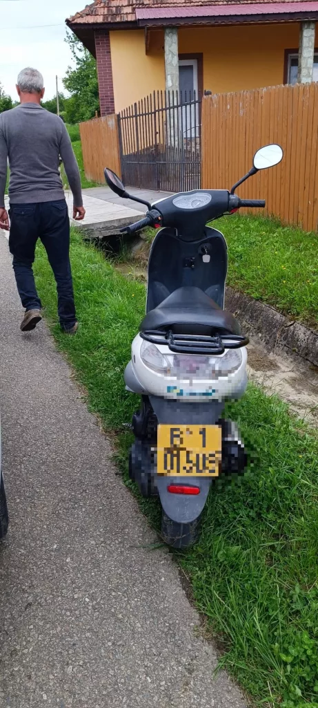 Gorj: Un bărbat băut a intrat cu scuterul în autospeciala de poliție