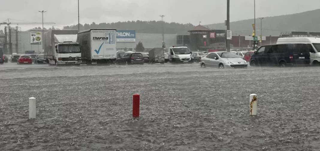 Parcarea unui mall din Cluj, inundată de o ploaie torenţială