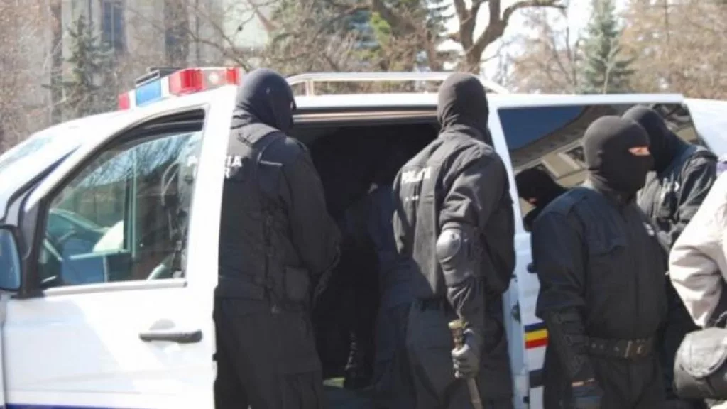 Percheziţii la persoane cercetate pentru distrugere şi incendiere