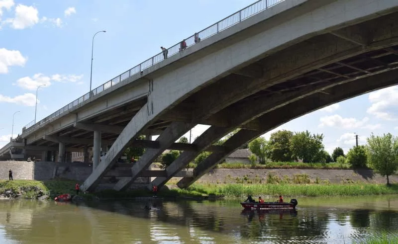 Bărbat care s-a aruncat de pe un pod, găsit după patru zile