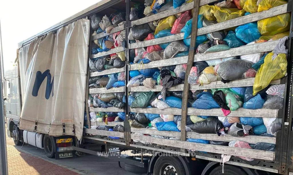 TIR încărcat cu 10 tone de articole second hand, întors de la frontieră