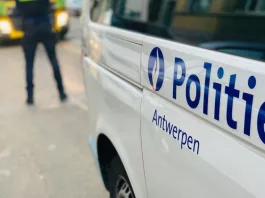 Un șofer urmărit de poliție a aruncat zeci de mii de euro pe geamul mașinii ca să scape. Apoi, s-a predat singur