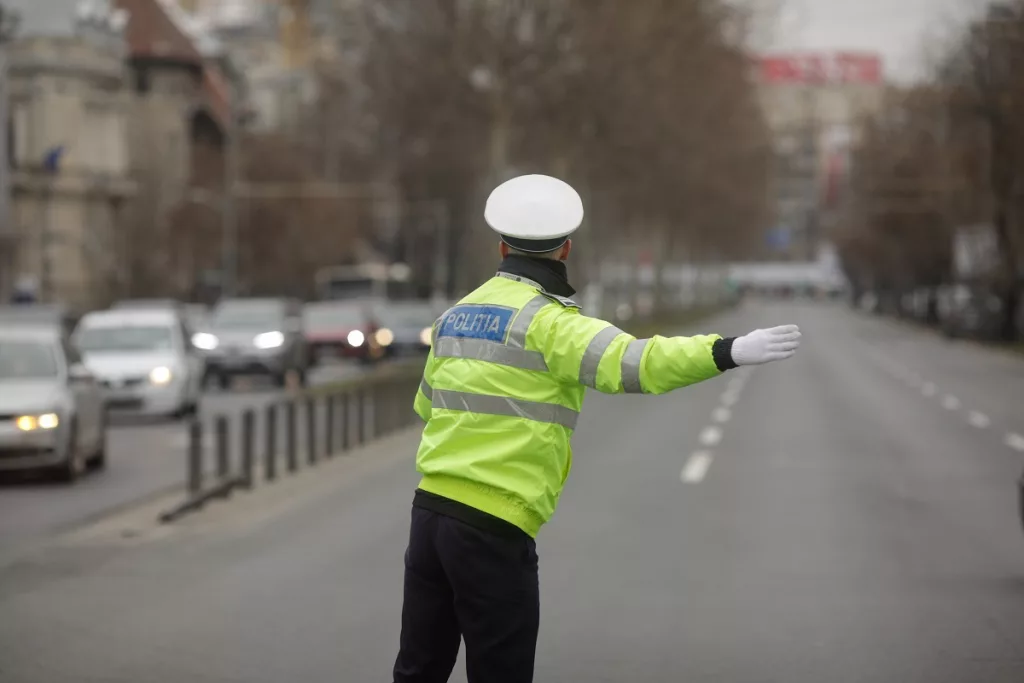 Poliţist lovit de autoturism în timp ce dirija circulaţia
