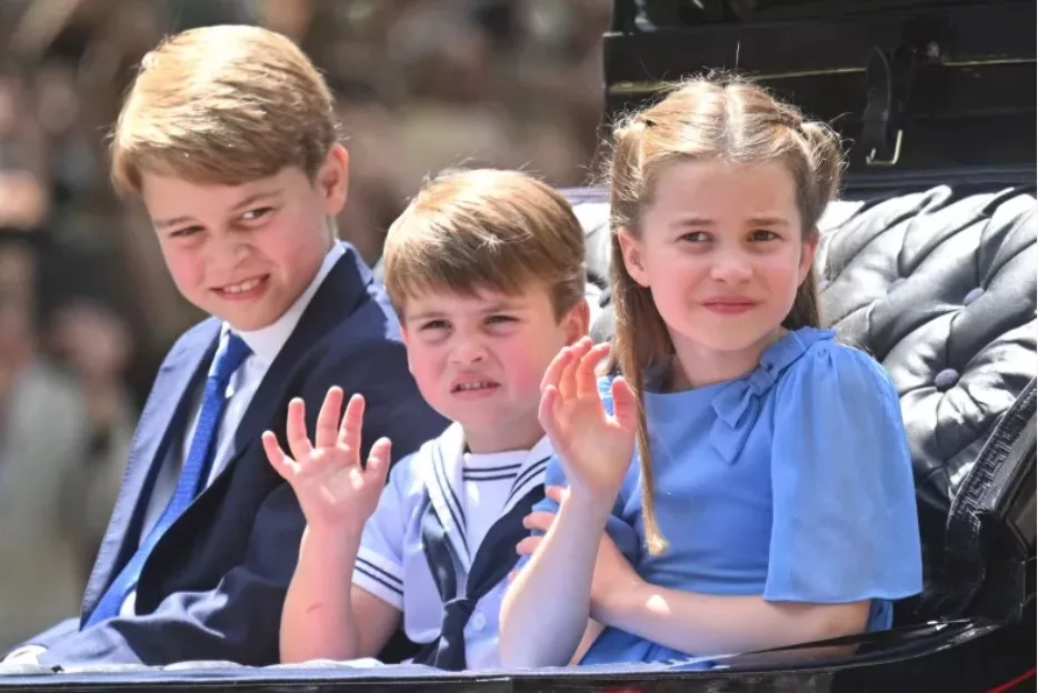 Prințesa Charlotte şi frații ei, Prințul George și Prințul Louis, în timpul procesiunii trăsurilor din Londra, 2 iunie 2022