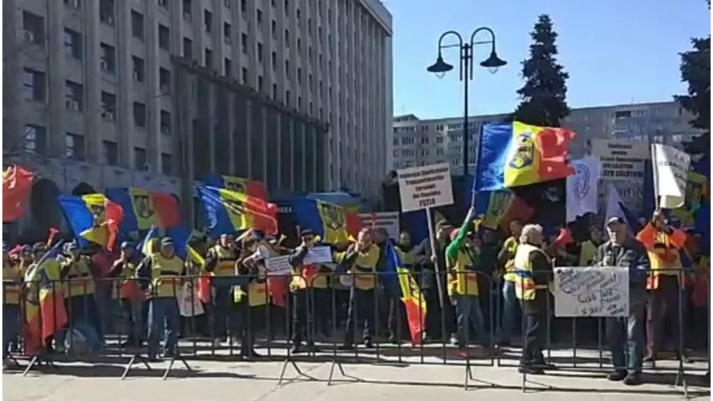 Angajaţii CFR protestează în faţa Ministerului Transporturilor
