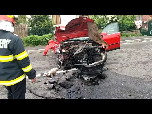 Un șofer a intrat cu mașina într-un stâlp de beton la Arcani