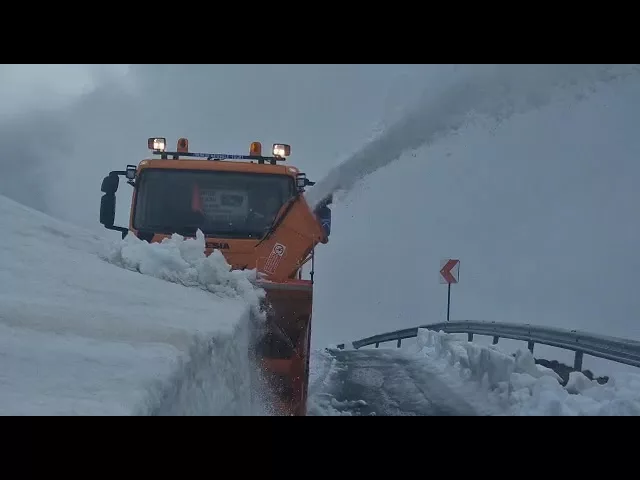 (VIDEO) Imagini spectaculoase pe Transalpina. Munţi de zăpadă în pragul verii