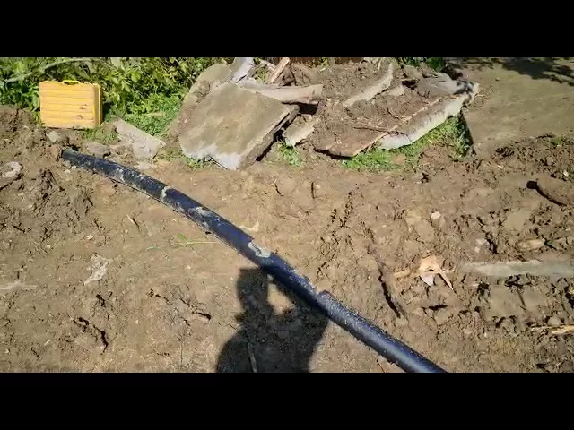 (VIDEO) Gorj: Muncitor prins sub un mal de pământ. Este îngropat până la gât!